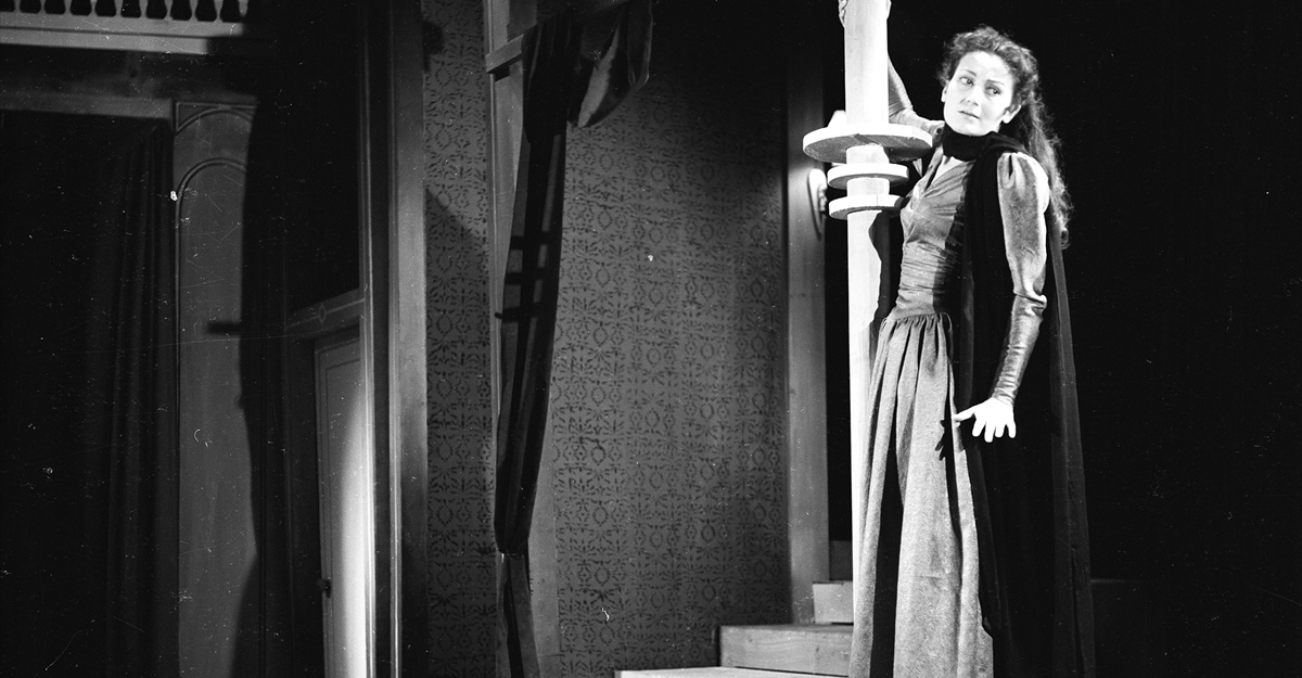 Arşivdeki fotoğraflarda, Yıldız Kenter`in başrolünde oynadığı ve 1956`da sahnelenen Abdülhak Hamit Tarhan`ın "Finten" oyunundan kareler de bulunuyor. 