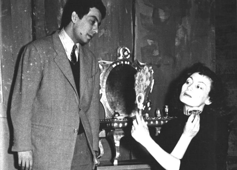 Somerset Maugham`ın 1953-1954 sanat sezonunda oynanan "Lady Frederick" oyunlarında Kenter`in sahnelerinden kareler arşivde yer alıyor. 