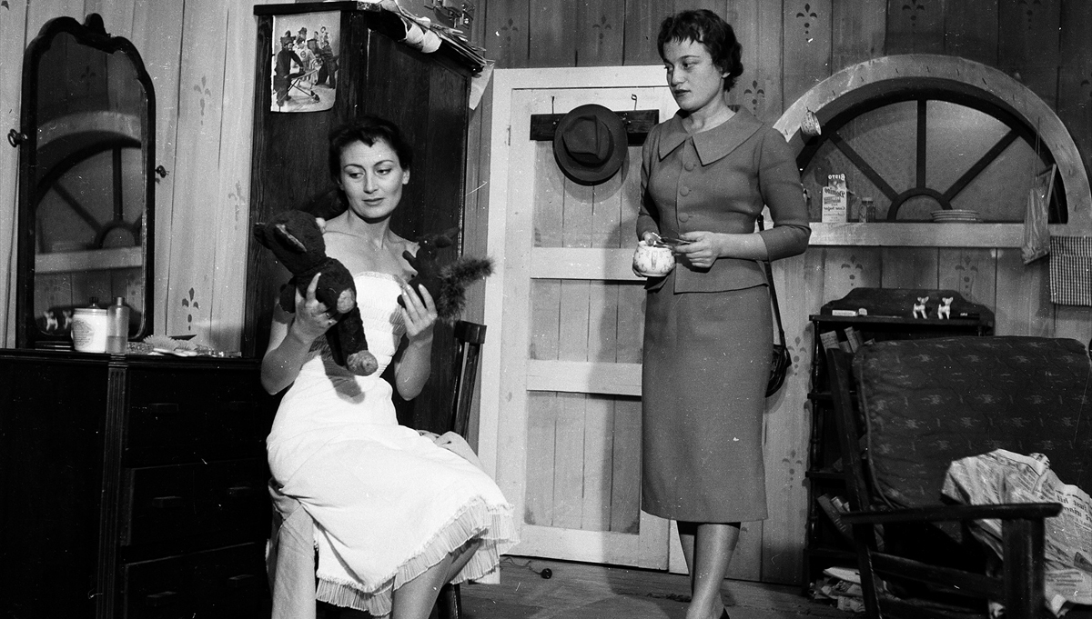 Kenter`in (solda) John Osborne`un 1958`de sahnelenen "Öfke" oyunun da başrolleri paylaştığı merhum oyuncu Tomris Oğuzalp (sağda) ile sahnesi de DT arşivinde bulunan fotoğraflardan bazıları. 