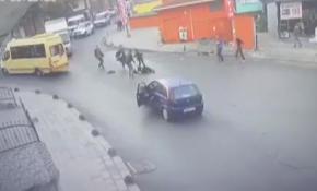 Küçükçekmece'de kapısı açık ilerleyen minibüsten düşen genç kız yaralandı