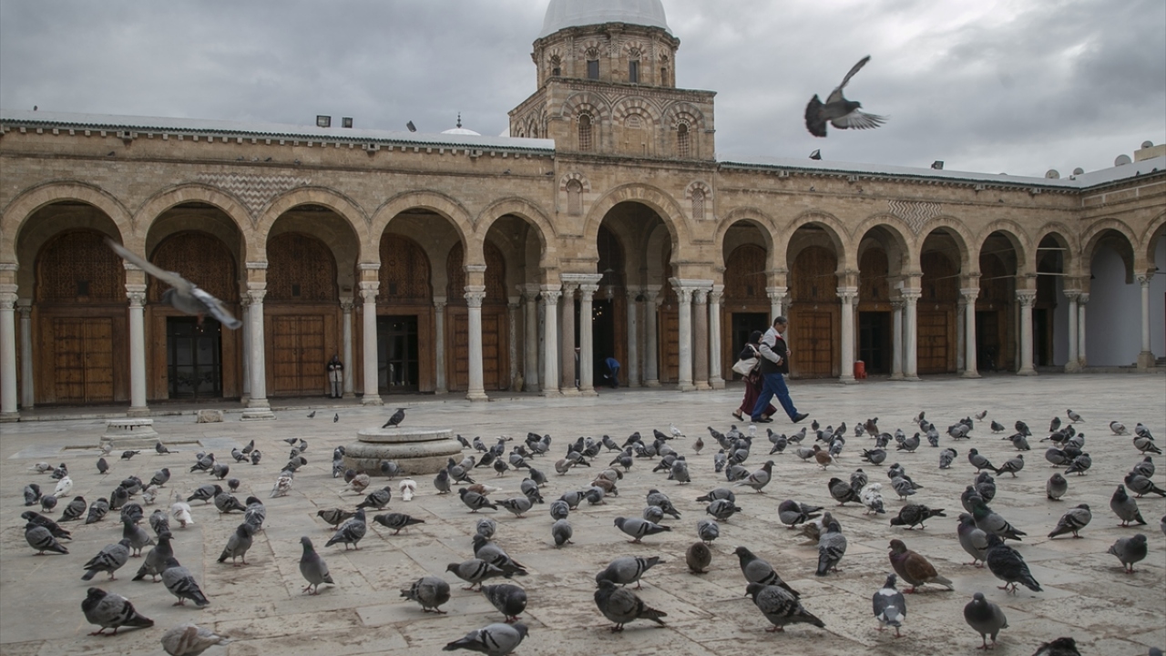 Emevi Devleti döneminde (698 yılında) inşa edilen caminin avlusunda uçuşan güvercinler, motiflerle süslenmiş duvar ve sütunlar büyüleyici bir ahenk oluşturuyor.