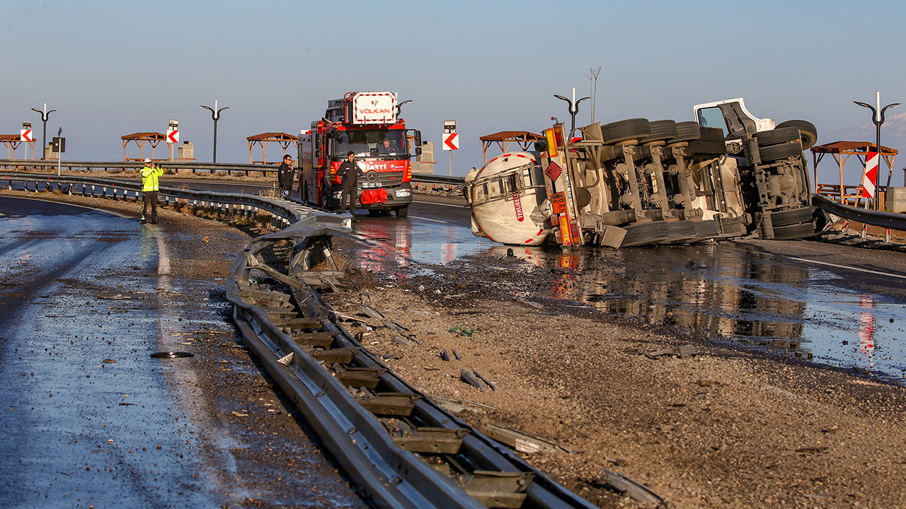 Ercan Varol yönetimindeki 21 FZ 467 plakalı tır, Edremit ilçesinde seyir halindeyken devrildi.
