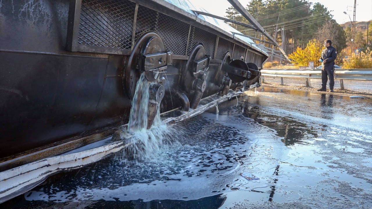 Kazada, sürücü Varol ve araçtaki İbrahim Yavuz Doğan yaralandı.