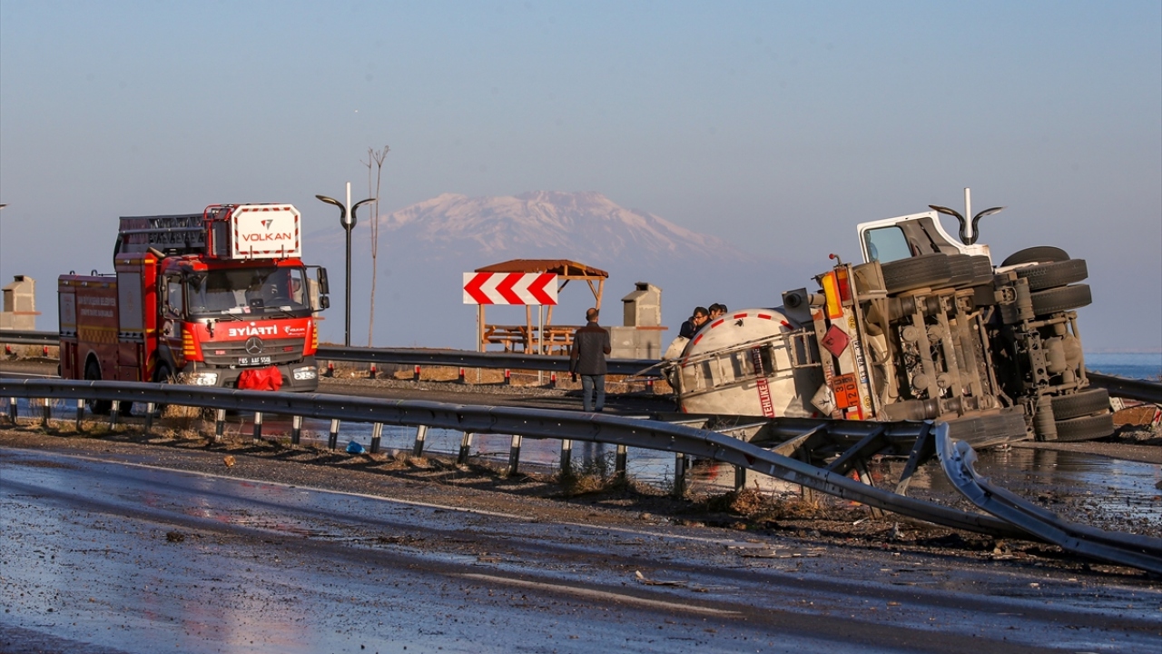 Olay yerine sevk edilen itfaiye ekipleri ve çevredekiler tarafından araçtan çıkarılan yaralılar, ambulansla Bölge Eğitim ve Araştırma Hastanesi`ne kaldırıldı.