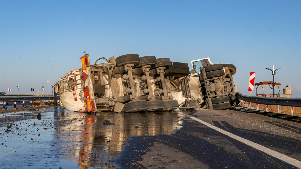 Tırın tankerindeki tonlarca motorinin yola döküldüğü kaza nedeniyle trafik tek şeritten kontrollü sağlandı.