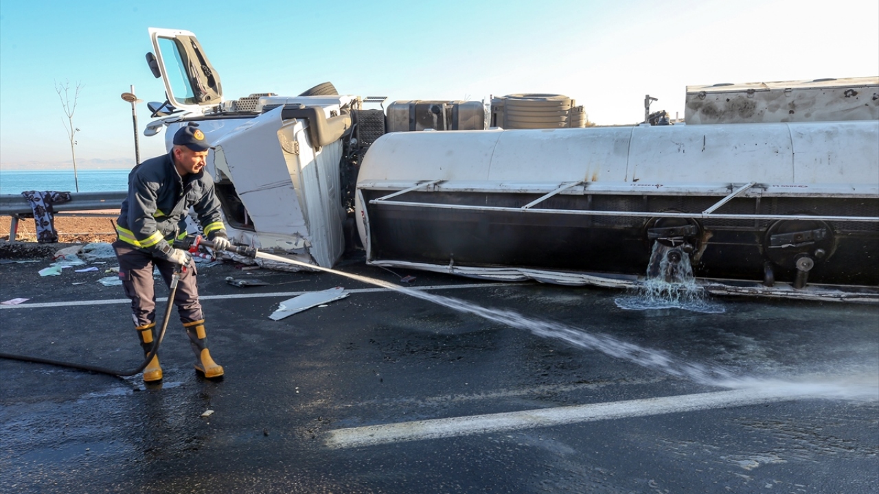 Yangın ihtimaline karşı önlem alan Büyükşehir Belediyesi ekiplerinin temizlik çalışmasının ardından yol trafiğe açıldı.