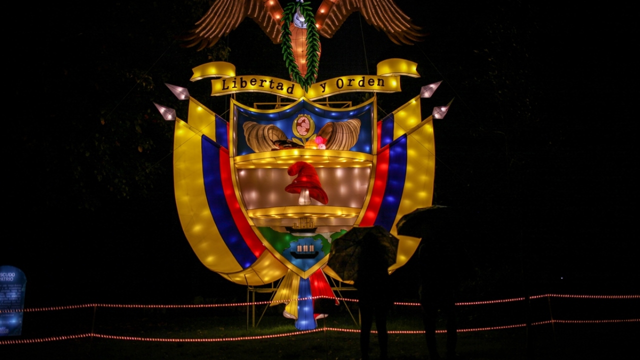 Bu yapılar arasında "Özgürlük ve Düzen" yazılı Kolombiya Arması da yer aldı.