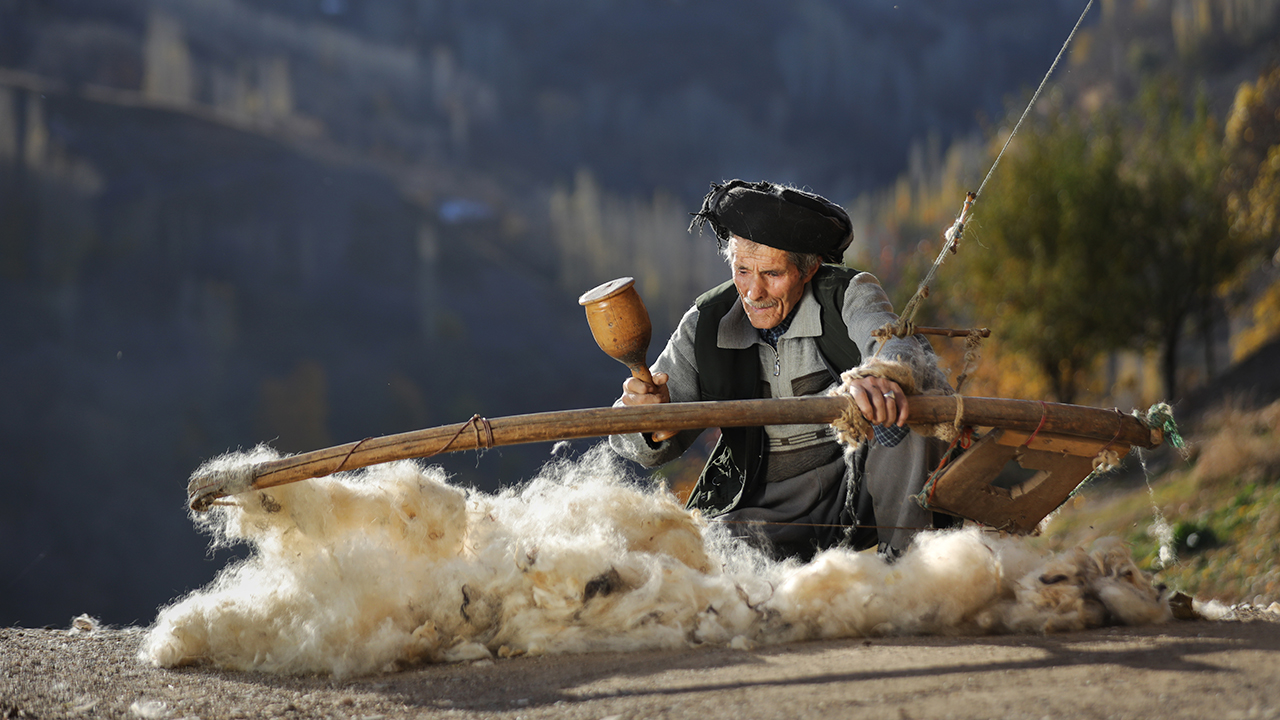 Doğanyayla Mahallesi`nde gelişen teknolojiyle unutulmaya yüz tutan mesleğini yaşatma gayretinde olan Baktimur, ilerleyen yaşına rağmen fırsat buldukça evinde bulundurduğu aletlerle pamuk atıcılığı yapıyor.