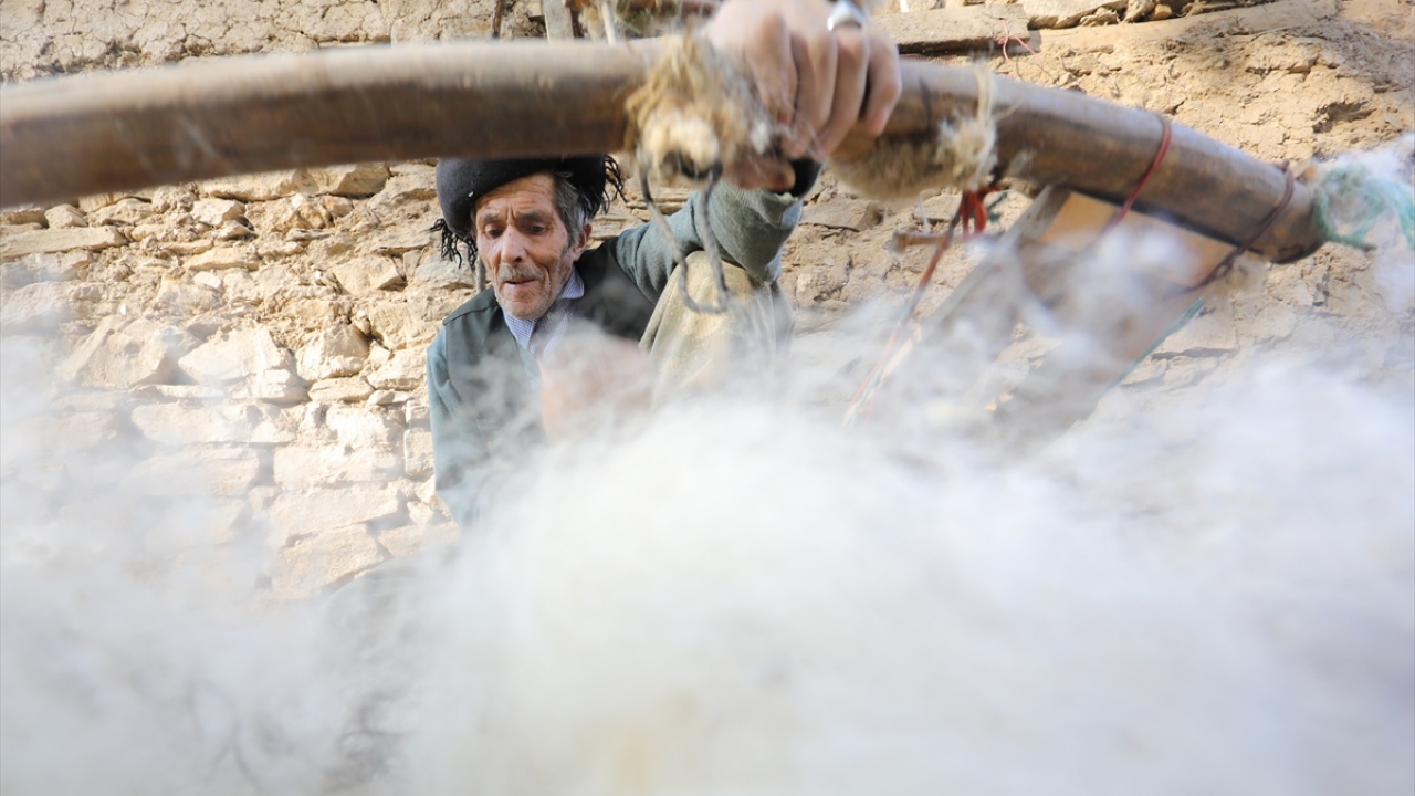 Hallaçlığı artık gelir elde etmek için değil bir ömür verdiği mesleğini unutmamak amacıyla yapmaya çalışan Baktimur`un en büyük hayali, dünyaya gözlerini yummadan deneyimlerini gelecek nesillere aktarmak. 