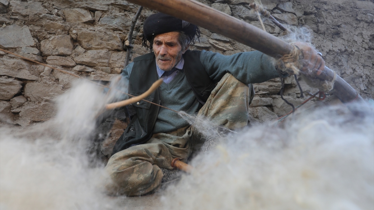 Duvarına asılı yay şeklindeki alet ve tokmağı alarak pamuk kabartan Baktimur`un çalışırken çıkardığı ritmik sesler, toprak damlı evin her tarafında yankılanıyor.