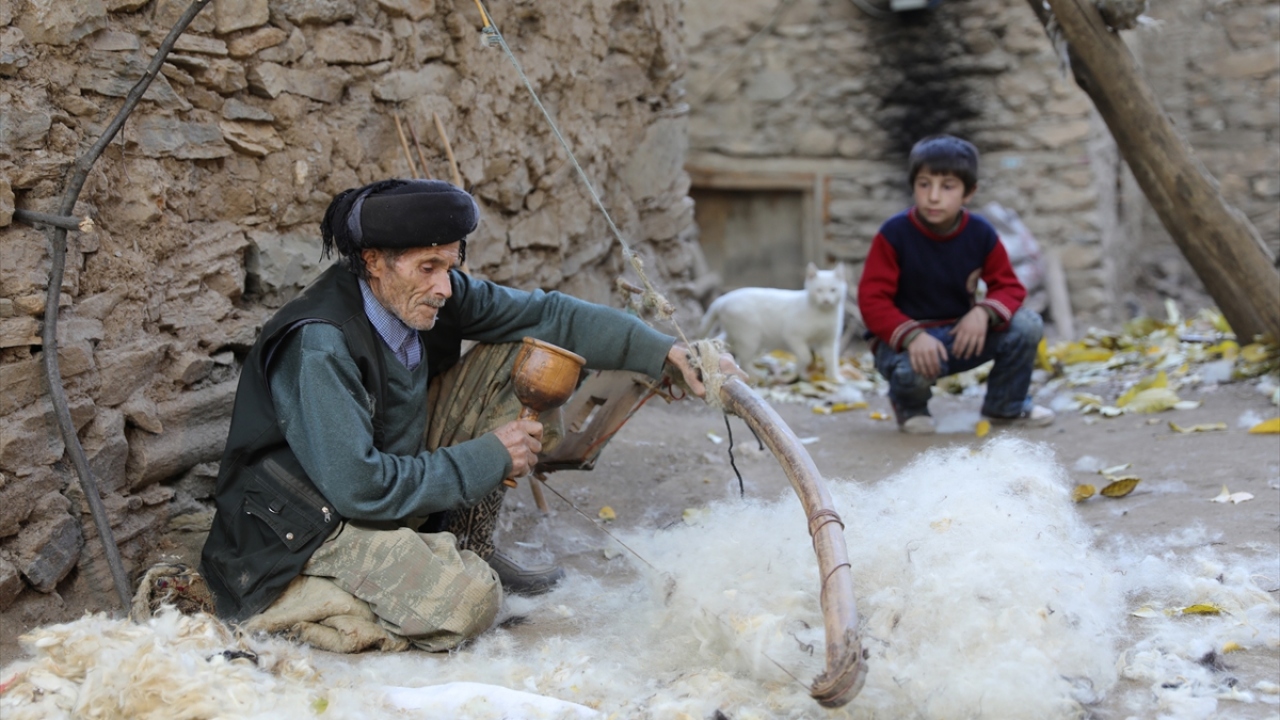 Baktimur, yaptığı açıklamada, hallaç olan amcasını izlerken çok etkilendiğini, 10 yaşında eline aldığı yay ve tokmağı 68 yıldır bırakmadığını söyledi.