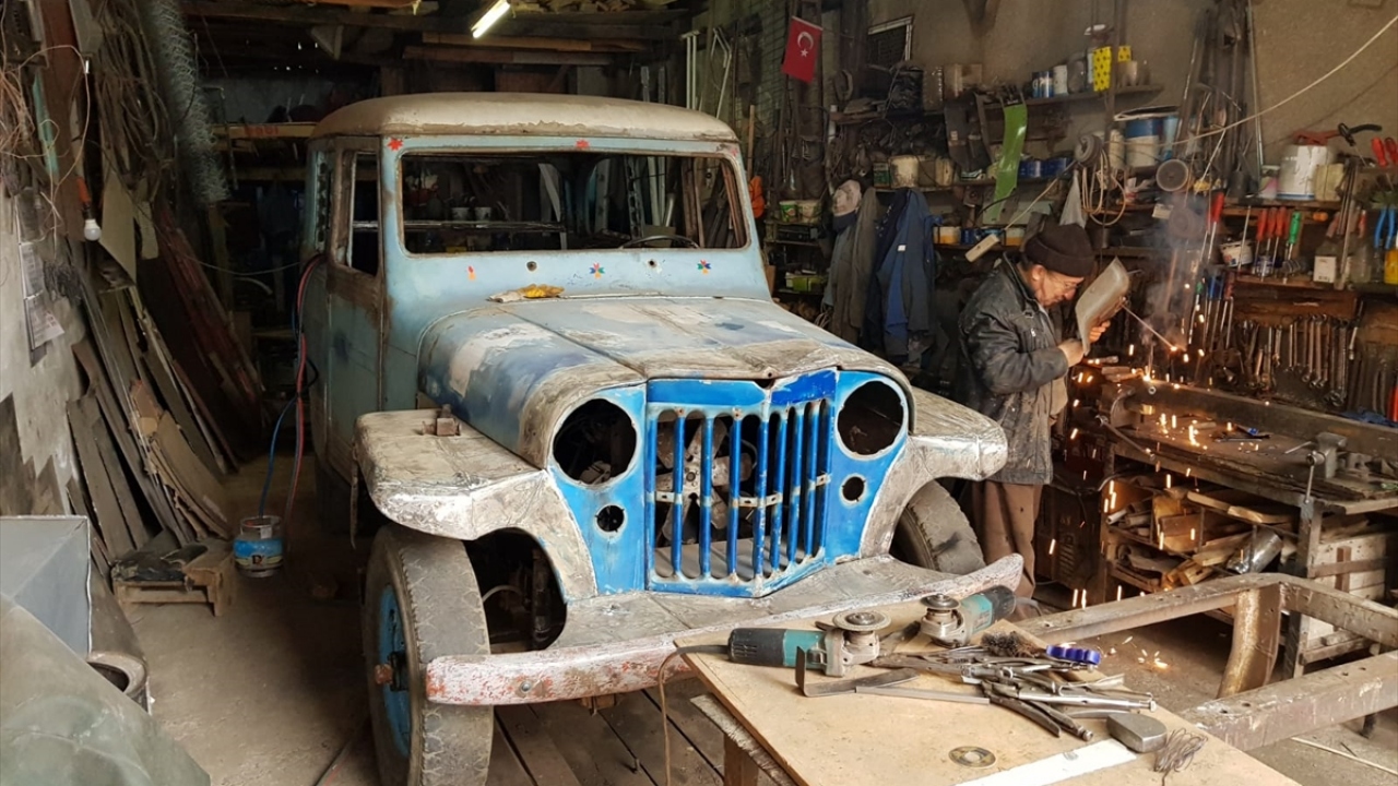Ödemiş, yaklaşık 2 yıl önce internette gördüğü ve adeta hurdaya dönmüş 1951 model otomobili 15 bin liraya satın aldı.