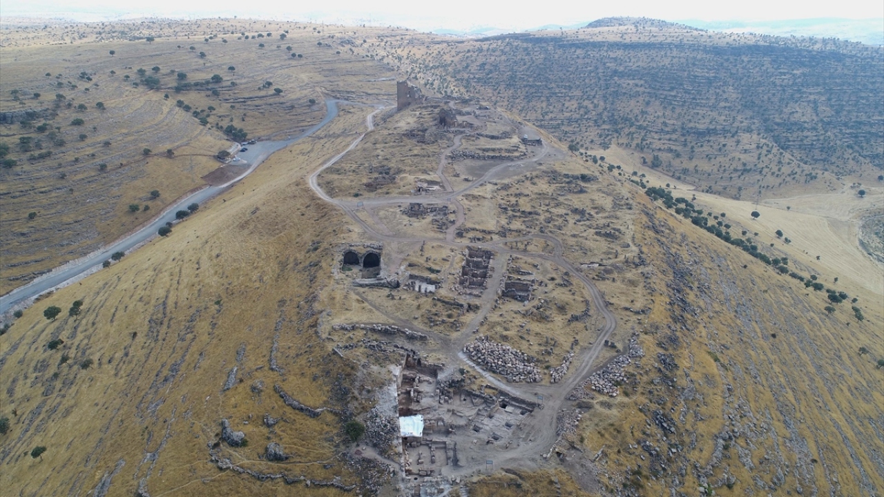 Kazı başkanı Doç. Dr. Aytaç Coşkun, yaptığı açıklamada, kalede yapılan kazıda bölgenin tarihi açısından önemli bulgulara ulaştıklarını söyledi.
