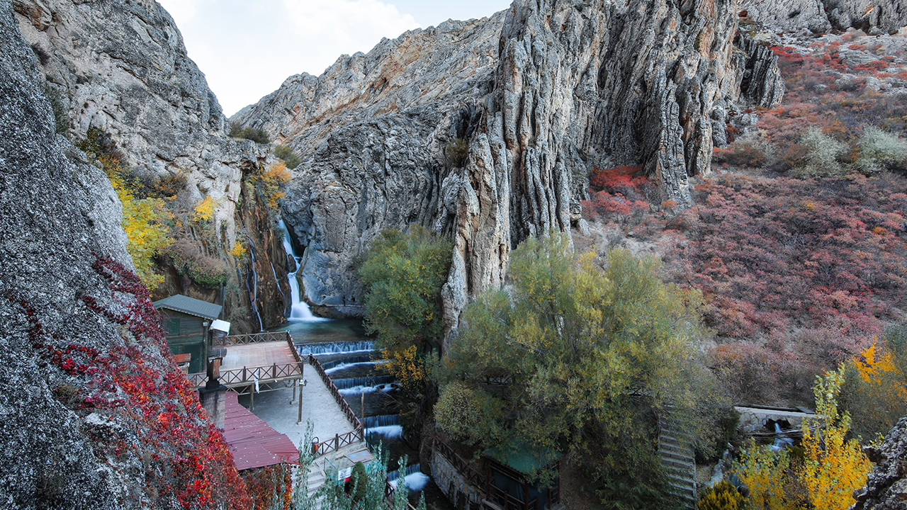 Türkiye`nin 243. tabiat parkı ilan edilen Malatya`nın Darende ilçesindeki şelale, hazan mevsiminde sararan yaprakların oluşturduğu renk cümbüşüyle görenleri cezbediyor.