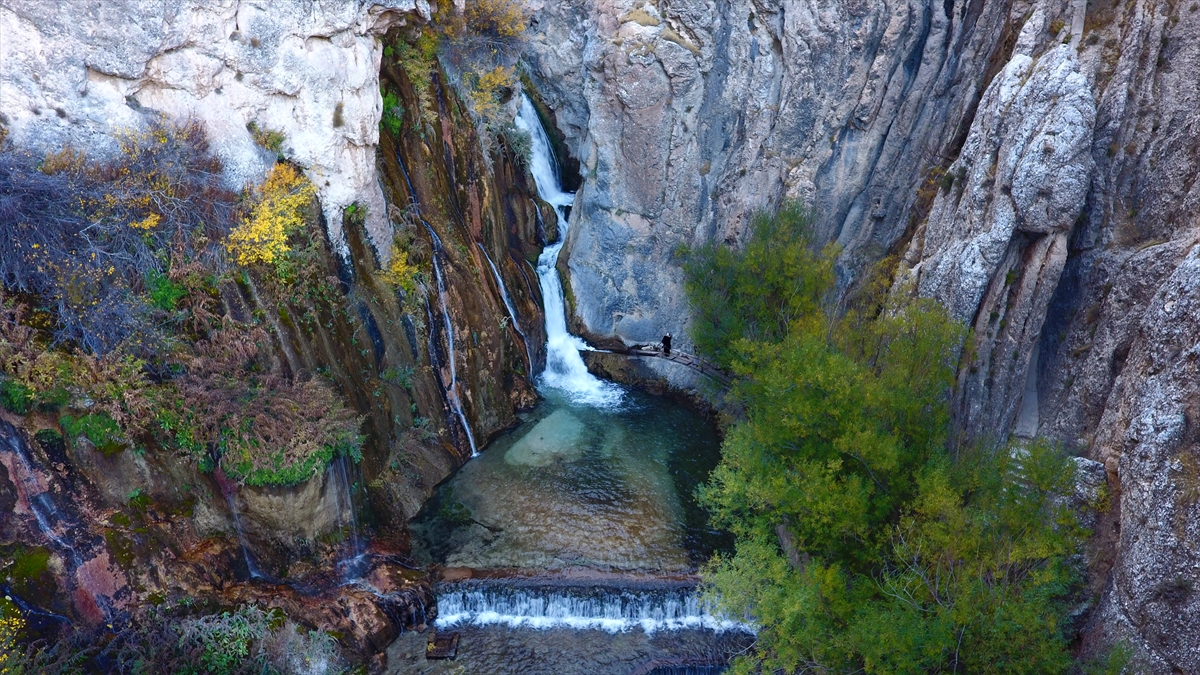 Şelale, 40 metre yükseklikten dökülen soğuk sularıyla ziyaretçilere unutulmaz anlar yaşatıyor.