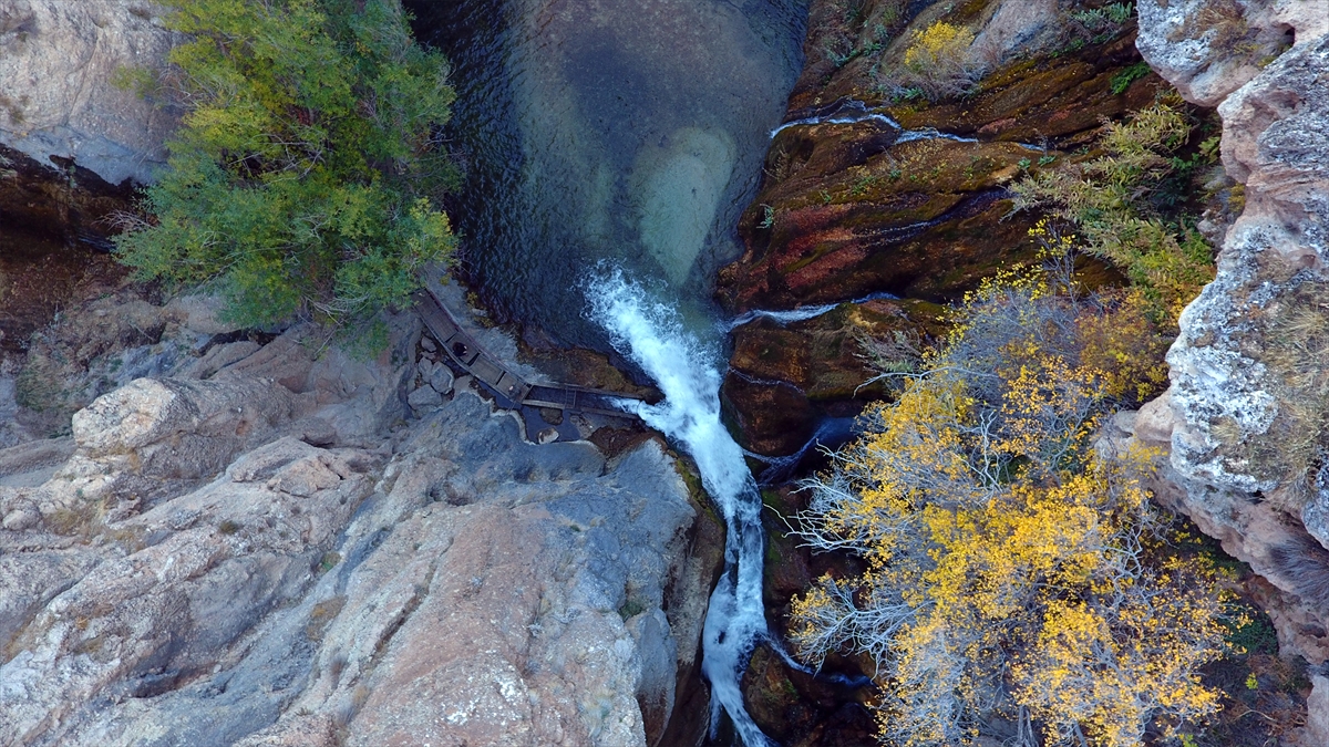 Yazın serin havası ve çevresindeki yemyeşil bitki örtüsüyle, kışın ise metrelerce yükseklikteki buz sarkıtlarıyla büyüleyen şelale, sonbahar mevsiminin yaşandığı şu sıralarda sararan yapraklarla misafirlerini ağırlıyor.