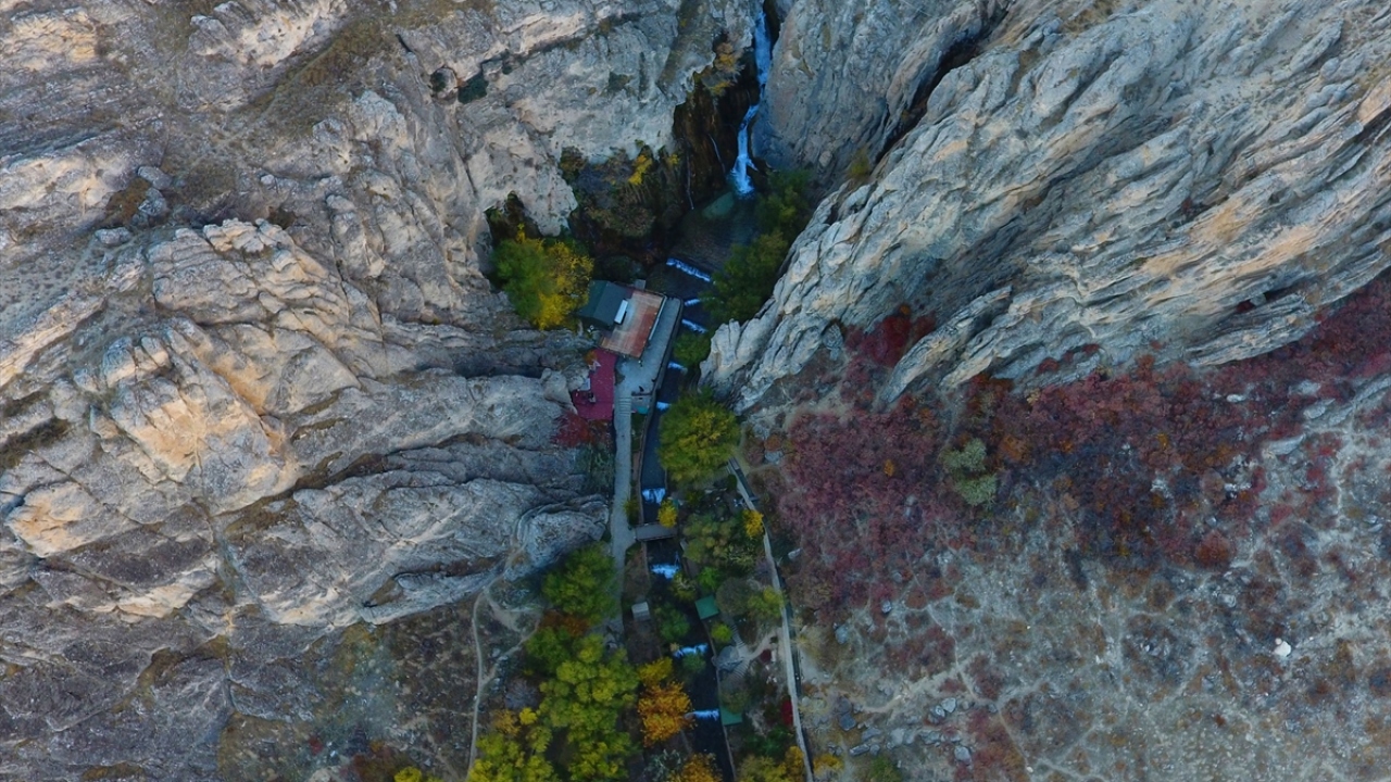 Doğa ve fotoğraf tutkunlarını cezbeden şelale, sonbaharda ziyaretçi akınına uğruyor.