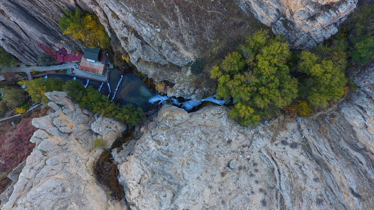 Kayseri`den Günpınar Şelalesi`ni görmeye gelen Rukiye Yılmaz, yaptığı açıklamada, doğal güzelliği görmek için ailesiyle Malatya`ya geldiklerini söyledi.