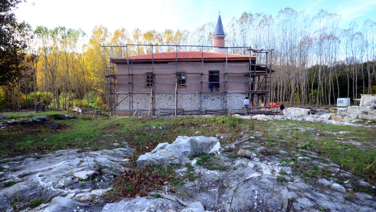 Tarihi kaynaklardaki bilgilere göre, Fatih Sultan Mehmet`in İstanbul`un fethinde kullandığı toplar ve gülleler, tarihi Demirköy Fatih Dökümhanesi`nde yapıldı.