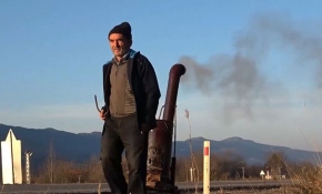 Ekmek almak için bekledikleri durakta seyyar soba ile ısınıyorlar