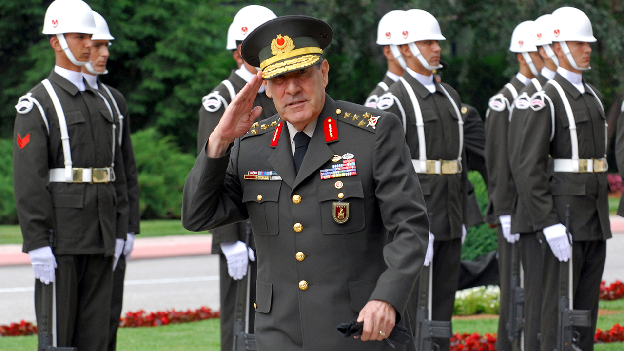 Dönemin Kara Kuvvetleri Komutanı Büyükanıt, 12 Haziran 2006`da İtalya Kara Kuvvetleri Komutanını resmi törenle karşıladı. (Arşiv)