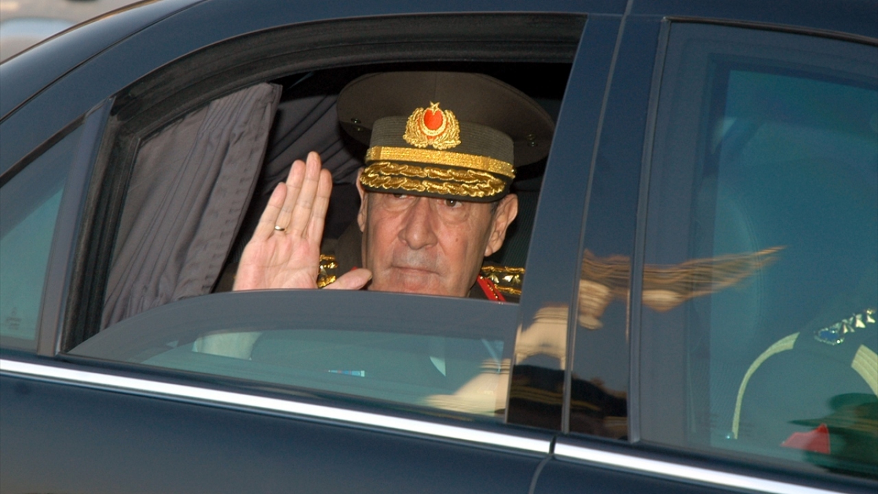 Büyükanıt, 24 Kasım 2006`da katıldığı cenaze töreninde vatandaşları selamladı. (Arşiv)