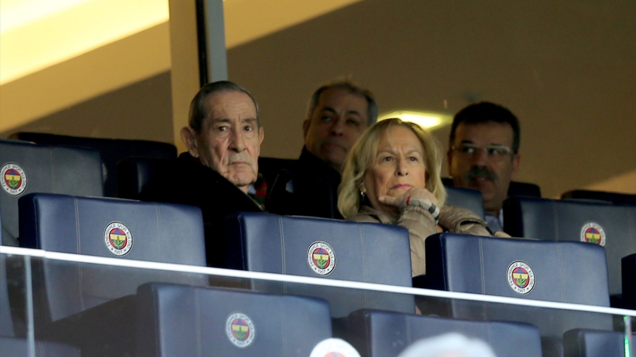 Büyükanıt ve eşi Filiz Büyükanıt, 3 Nisan 2016`da Fenerbahçe ile Osmanlıspor maçını izledi. (Arşiv)