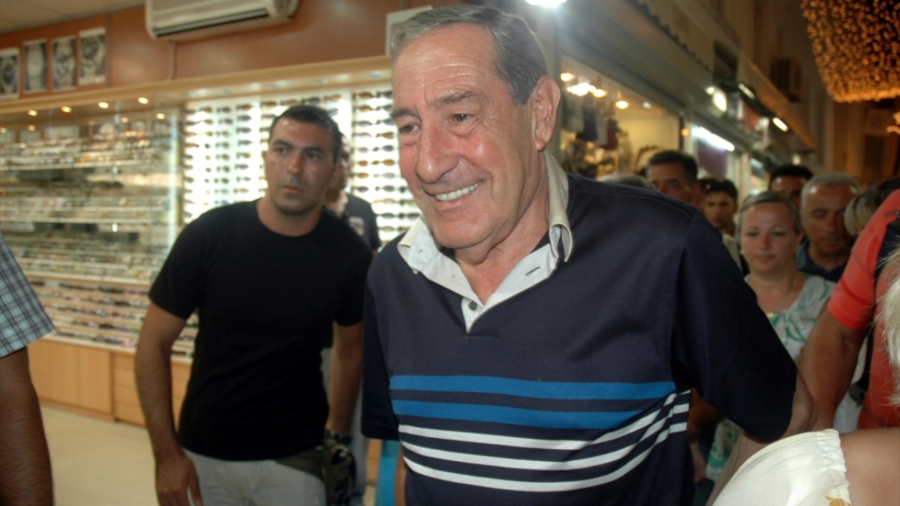 Büyükanıt, 11 Ağustos 2007`de Bodrum`da dükkanları ziyaret etti. (Arşiv)