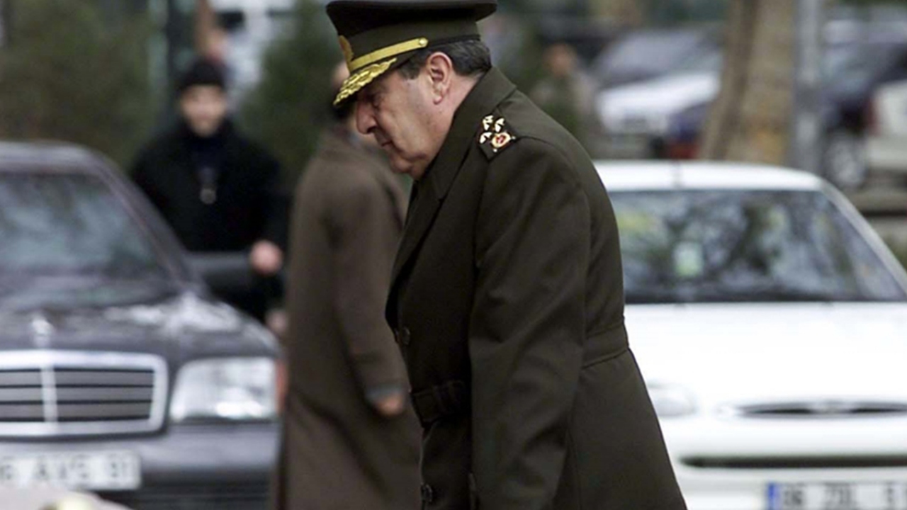 Büyükanıt, 25 Aralık 2001`de Başbakanlık Merkez binasına geldi. (Arşiv)