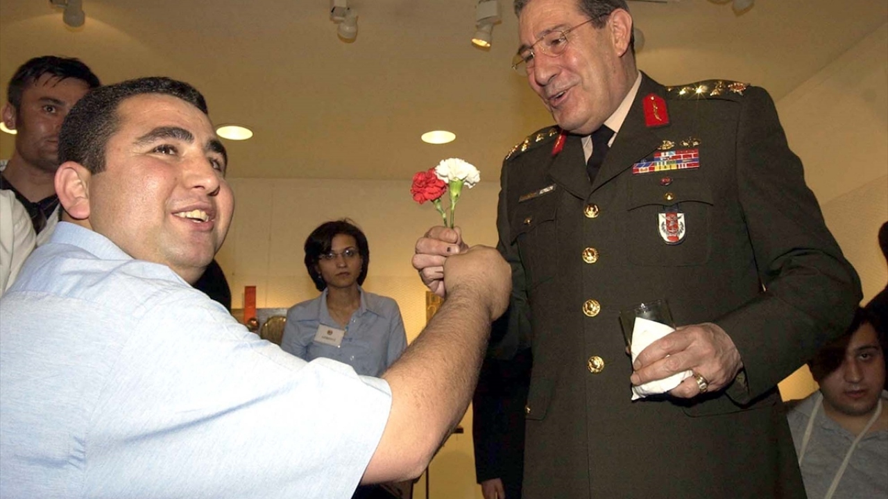 Büyükanıt, 15 Mayıs 2003`te TSK Rehabilitasyon ve Bakım merkezinde kalan gazilerin seramik ve tablo sergisini açtı. Sergiye katılan bir gazi Büyükanıt`a çiçek verdi. (Arşiv)