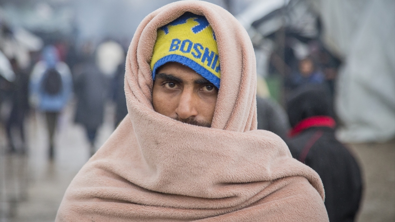 İçme suyunun bulunmadığı, etrafta çöp yığınları oluşan ve günde iki kez yardım kuruluşlarınca yemek dağıtılan kamp, adeta "arafta" kalmış göçmenlerle dolmuş vaziyette.