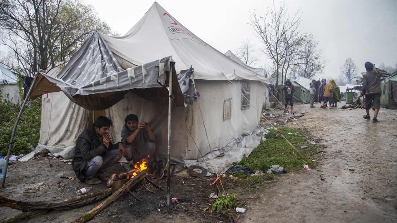 Gün içinde yakındaki Bihaç şehrine giderek buradaki marketlerden alışveriş yapan göçmenler, akşam üzeri yine kampa dönüyor. 
