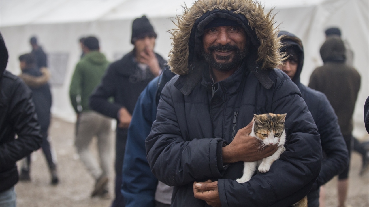 Pakistan`dan Bosna Hersek`e yürüyerek geldiğini söyleyen Mustafa, "Buradaki herkes farklı bir Avrupa ülkesine gitmek istiyor. Oraya gidip çalışmak, para kazanmak ve geride kalan ailelerimize bakmak istiyoruz." diye konuştu.