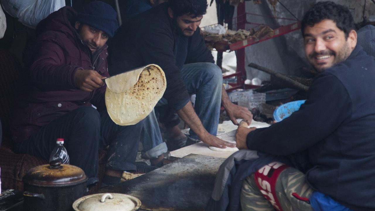 Burada kalan tamamı erkek göçmenler, ormandan topladıkları odunlarla yaktıkları ateşlerde hem ısınmaya hem de karınlarını doyuracak bir şeyler pişirmeye çalışıyor.