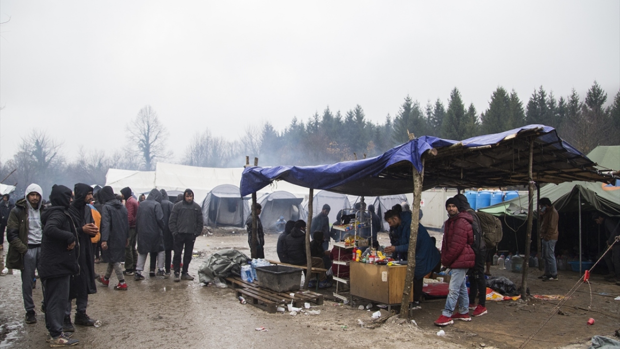 Almanya`ya gitmek istediğini dile getiren Pakistanlı Enver ise Vucjak Kampı`ndaki durumun çok kötü olduğunu belirterek, "Tuvalet yok, yemek yok, yatacak yerimiz yok." ifadelerini kullandı.