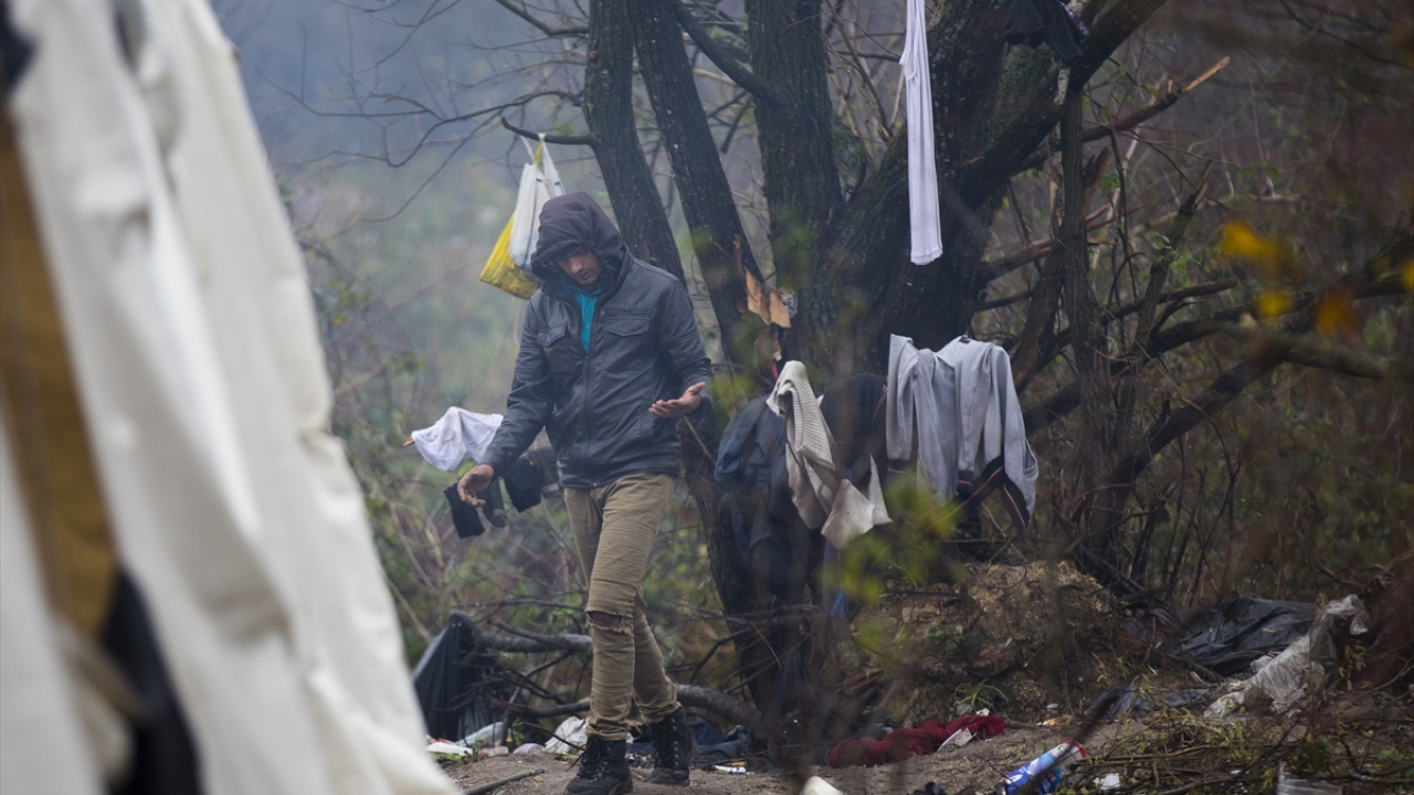 Kamptaki göçmenlerden biri, ormanın içine doğru ilerleyen toprak yolu göstererek, "İşte bu yol İtalya`ya gidiyor." ifadelerini kullanıyor.