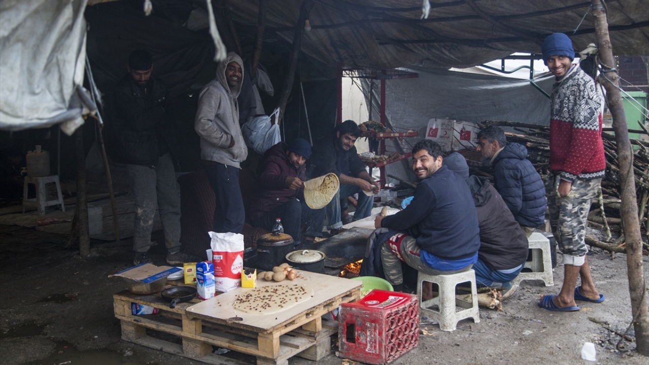 Öte yandan çadırlardan oluşan kampta kış hazırlıkları adına da henüz hiçbir şey yapılmış değil. Türk Kızılay tarafından bu bölgedeki göçmenlere gönderilen 5 tır dolusu yardım malzemesi, bir süreliğine buradaki insanlara yardımcı olabilecek.