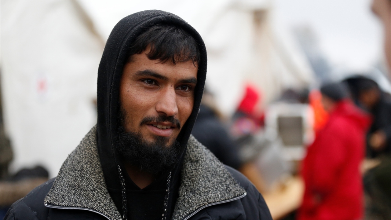 Bosna Hersek`e gelmeden önce bir yıl kadar Türkiye`de kalan Afganistanlı Ömer de Vucjak Kampı`nda çok problem olduğunu belirterek, "Burada su yok, yemek yok, ayakkabılarımız bile yok." dedi.