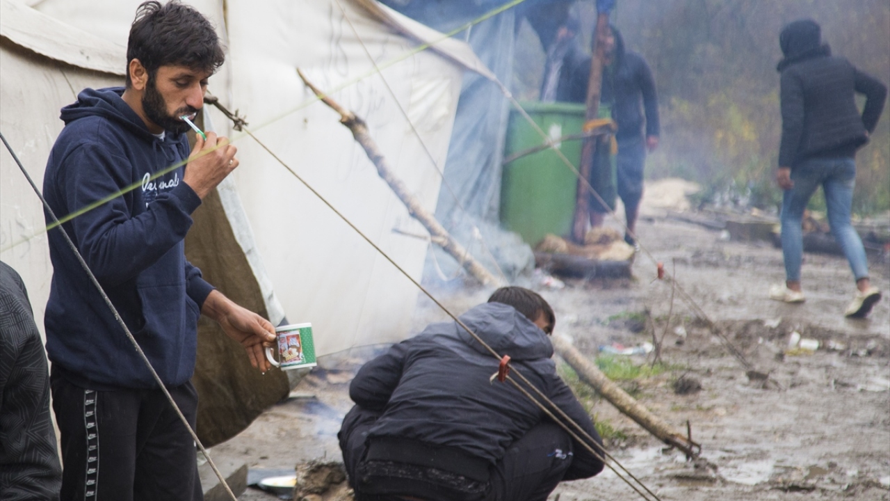 Geçtikleri güzergahtaki insanları rahatsız etmek istemediklerini ve bu nedenle sürekli ormanlık yollardan ilerlediklerini anlatan Mustafa, sınırda maruz kaldıkları muamelenin "insanlık dışı" olduğunu ifade etti.