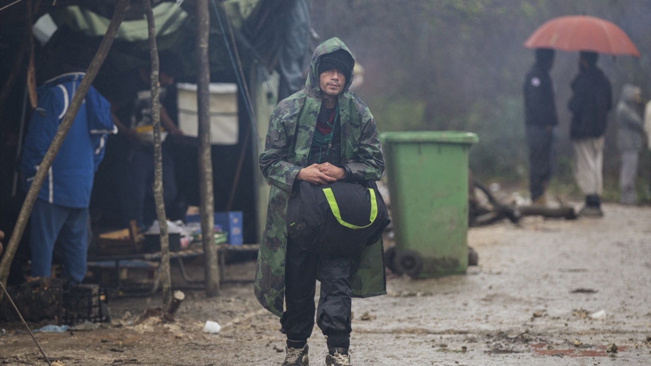 Havanın kararmasından hemen önce ise bir grup göçmen, ormanlık yolu kullanarak Avrupa Birliği (AB) üyesi Hırvatistan`a geçmek için kamptan ayrılıyor.