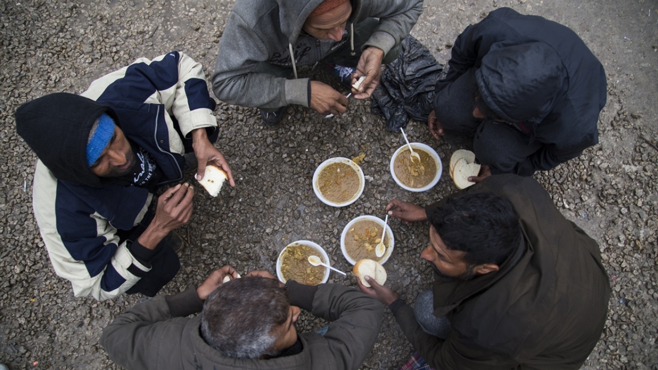Sert geçmesi beklenen kışa hazırlıksız olan göçmenlerin içinde bulunduğu kriz, gelecek dönemde çare bulunamadığı takdirde daha da büyüyeceğe benziyor.