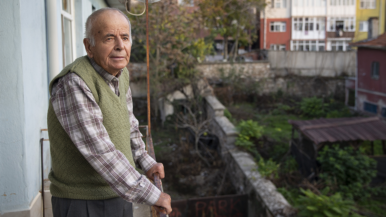 Edirne`de 1926`da dünyaya gelen "Hamdi Hoca", Kırklareli`ndeki Kepirtepe Köy Enstitüsünden 1947`de mezun olduktan sonra 21 yaşında çok sevdiği mesleğine başladı. 