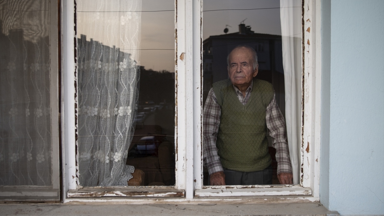 Hamdi Hoca, öğrencilerin de öğretmenlerine saygılı olmasını, vatanına, bayrağına ve geleneklerine sahip çıkmasını istedi. 