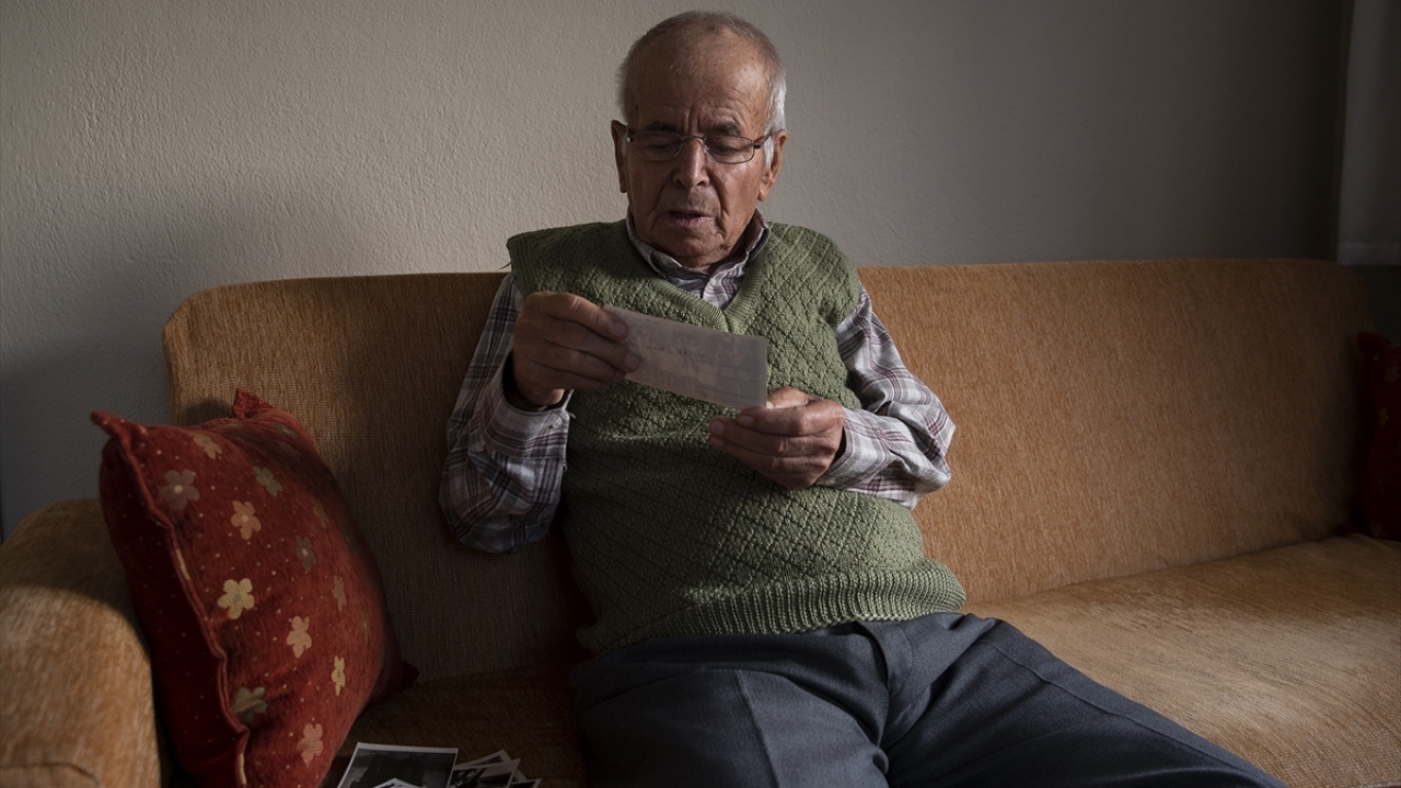 Emekliliğinin üzerinden 47 yıl geçmesine rağmen öğrencilerine özlemi dinmeyen Dağdevir, günlerini, anılarını tazeleyip gazete ve kitap okuyarak geçiriyor. 