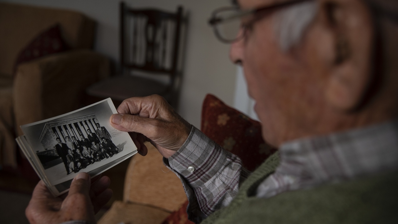 Öğretmenliğin çok kutsal bir meslek olduğunu, hayatının her evresinde mesleğini severek yaptığını anlatan Dağdevir, vatana ve millete hayırlı, başarılı binlerce öğrenci yetiştirdiğini dile getirdi. 