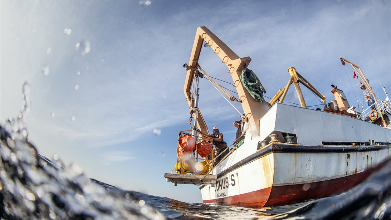 Cihazlar, akustik modem aracılığıyla 6 ayda bir denizden çıkarılıyor ve kaydettiği bilgiler alınarak bilgisayarlara aktarılıyor, cihaz bataryaları yenilenerek yeniden hazır hale getiriliyor ve fay hattında belirlenen yeni noktaya bırakılıyor.