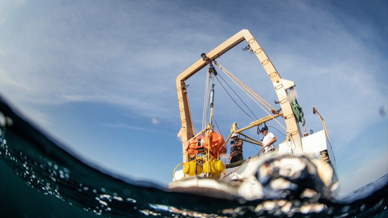 Akustik modem denize bırakıldıktan sonra ilettiği sinyali algılayan ölçüm cihazı, 1300 metre derinlikten 20 dakikada deniz yüzeyine ulaştı.