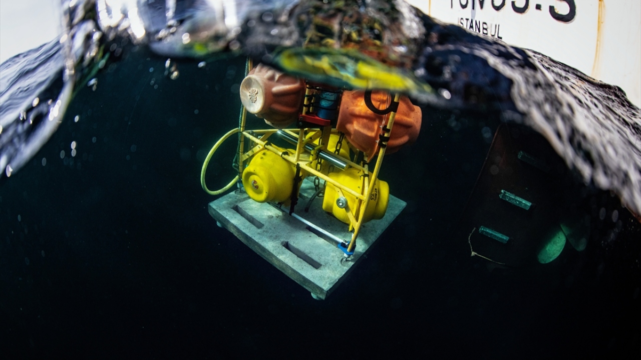 Çalışmanın ikinci gününde Silivri açıklarında denizden çıkarılan ölçüm cihazı pili ve donanımı yenilenerek İmralı`nın 4 mil açığında 400 metre derinliğe bırakıldı.