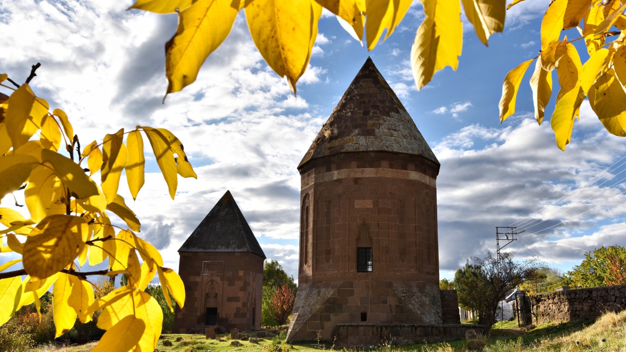 Bünyesinde birçok tarihi eser barındıran Ahlat`ta, sonbahar renkleri yaşanıyor.
