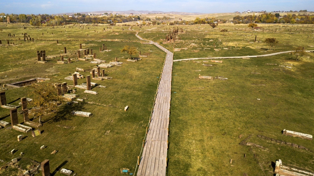 Tarihi yapıların çevresinde bulunan rengarenk ağaçların sararmasıyla ortaya çıkan sonbahar manzaraları, drone ile görüntülendi.